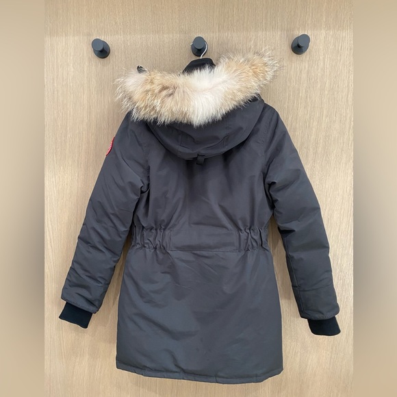 Trillium parka by Canada Goose - Picture 12 of 17